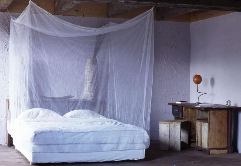 Mắc màn khi ngủ phòng tránh muỗi