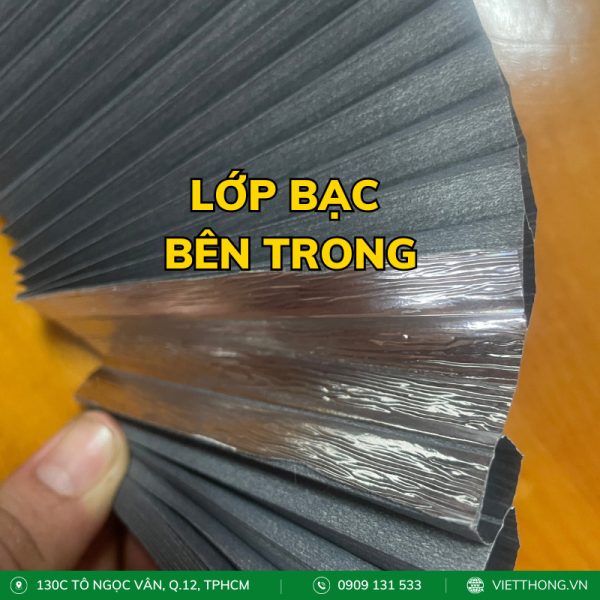 Lớp bạc bên trong rèm tổ ong