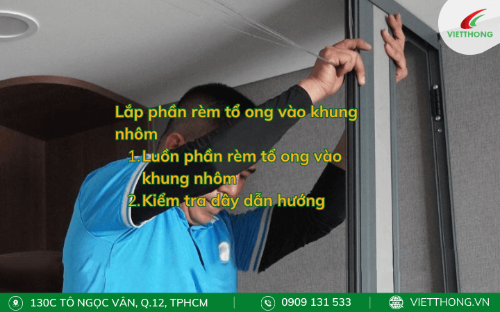 Lắp phần rèm tổ ong vào khung nhôm